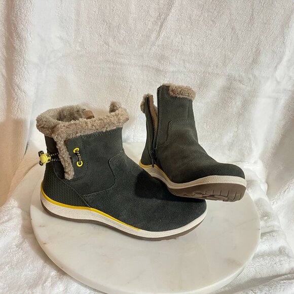 BareTraps Shoes - NWNT Baretraps Women's Kalina Cold Weather Booties Pine Color Size 8 & 8.5W